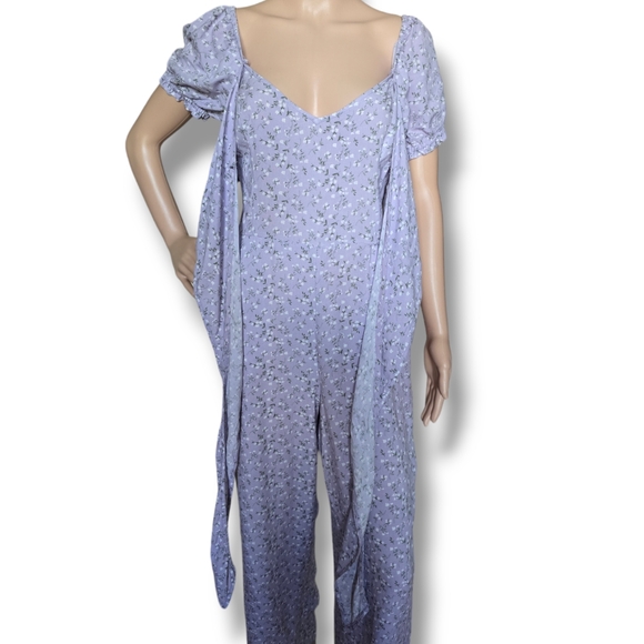 HOLLISTER Women's Lilac Ditsy Floral Print Wrap Front Jumpsuit - Picture 4 of 16
